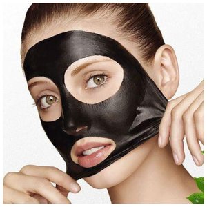 Hvordan bruke en svart ansiktsmaske