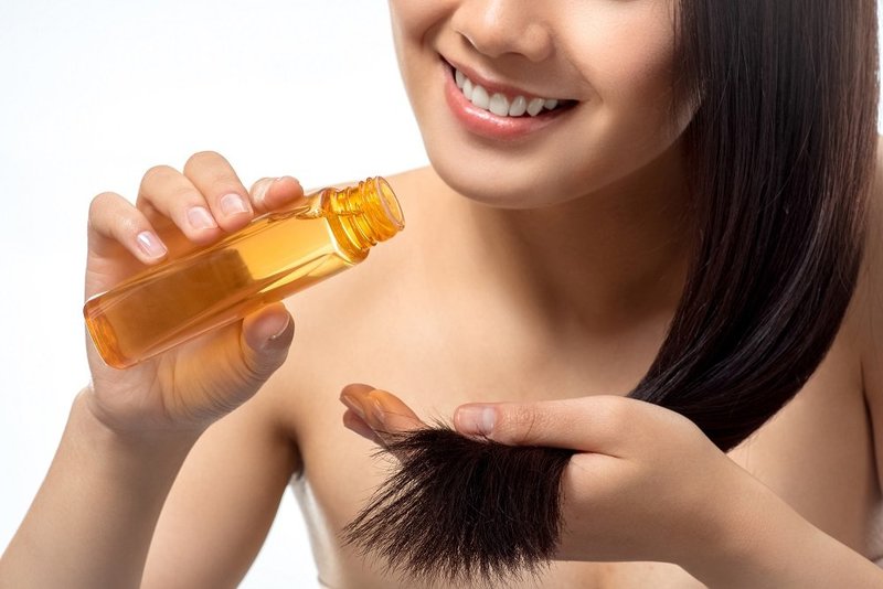 Appliquer l'huile d'argan sur les cheveux