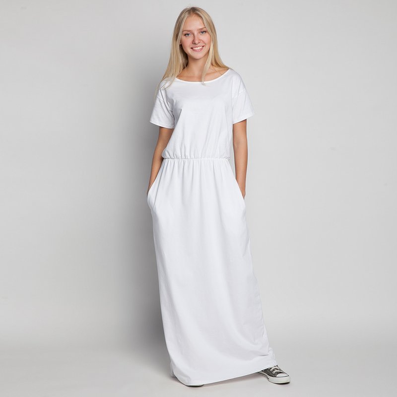 Silueta liberă a unei rochii albe