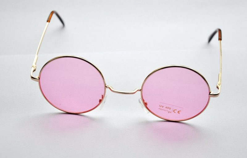 Des lunettes roses dans un rêve