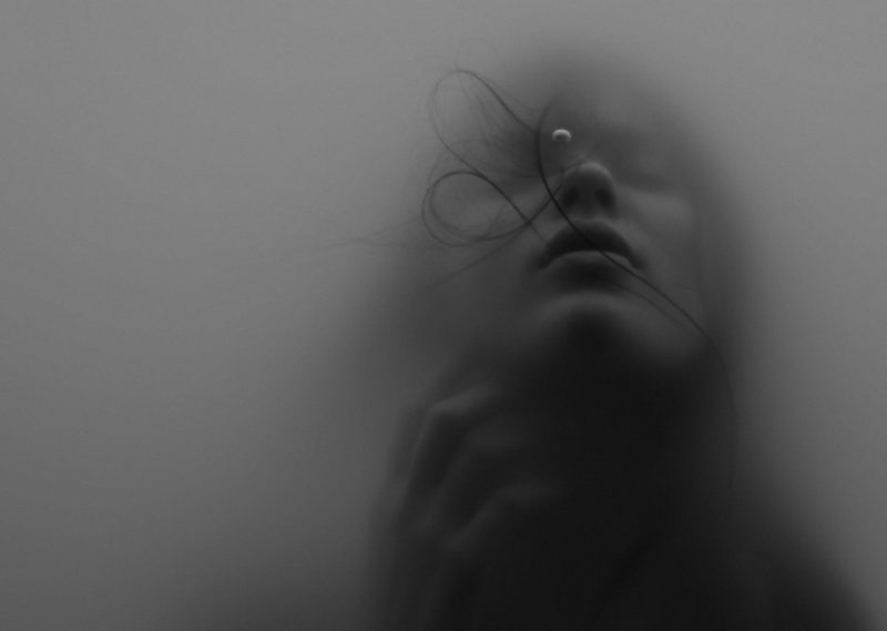 Femme, brouillard, rêve