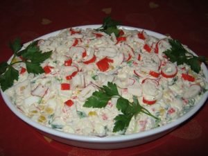 Salade aux bâtonnets de crabe