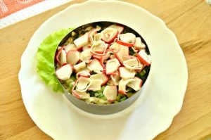 Salade aux bâtonnets de crabe, maïs et jambon