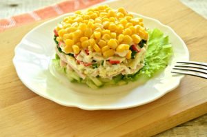 Salade aux bâtonnets de crabe, maïs et jambon