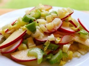 Salade au céleri, pomme et radis
