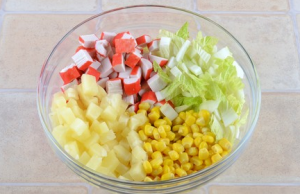 Salade légère avec des bâtonnets de chou et de crabe