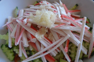 Salade coréenne avec des bâtonnets de crabe et des carottes