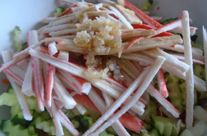 Salade coréenne avec des bâtonnets de crabe et des carottes