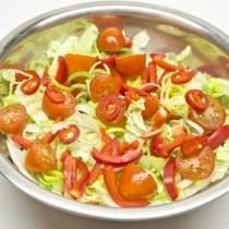 Salade de légumes à la vinaigrette au citron et à l'oignon