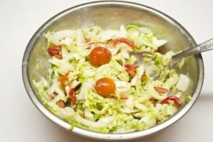 Salade de légumes à la vinaigrette au citron et à l'oignon