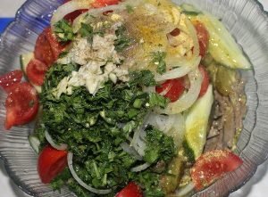 Salade au foie et aux légumes