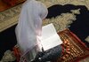 امرأة مسلمة تصلي من أجل تطهير المنزل