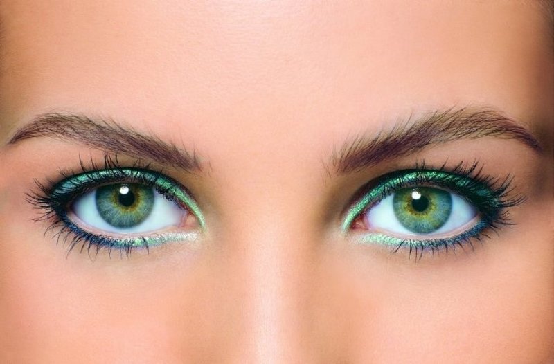 ماكياج للعيون الخضراء مع كحل الزمرد