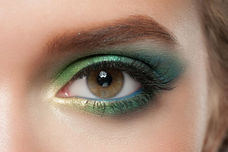 ماكياج أخضر مشرق للفتيات ذات العيون الخضراء