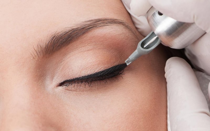 Procedura de machiaj permanent a ochilor