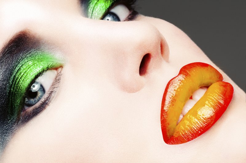 Maquillage des lèvres aux couleurs rouges et jaunes