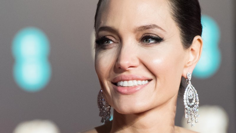 Angelina Jolie lângă
