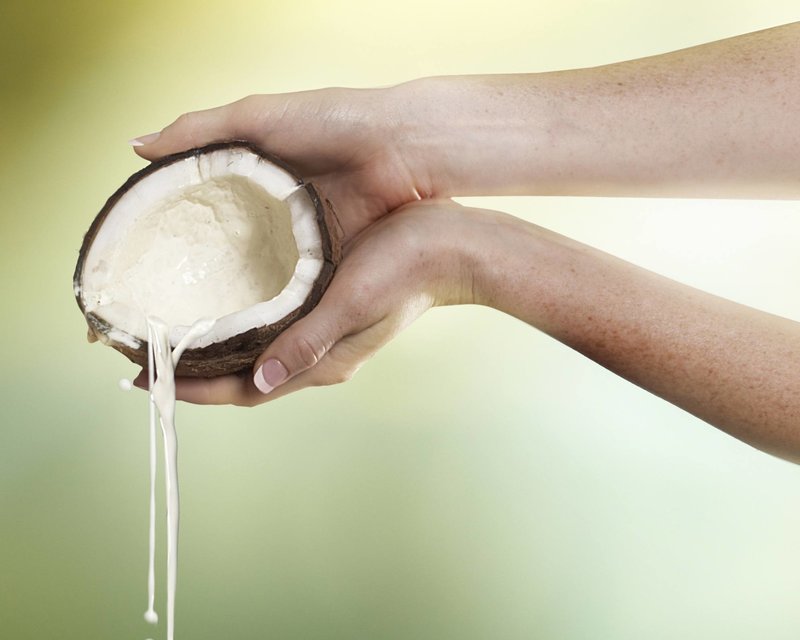 Beneficiile uleiului de păr de nucă de cocos