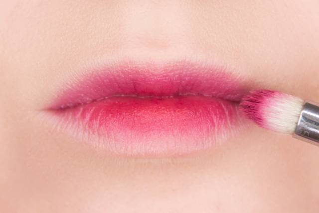 Appliquer du rouge à lèvres foncé au milieu des lèvres