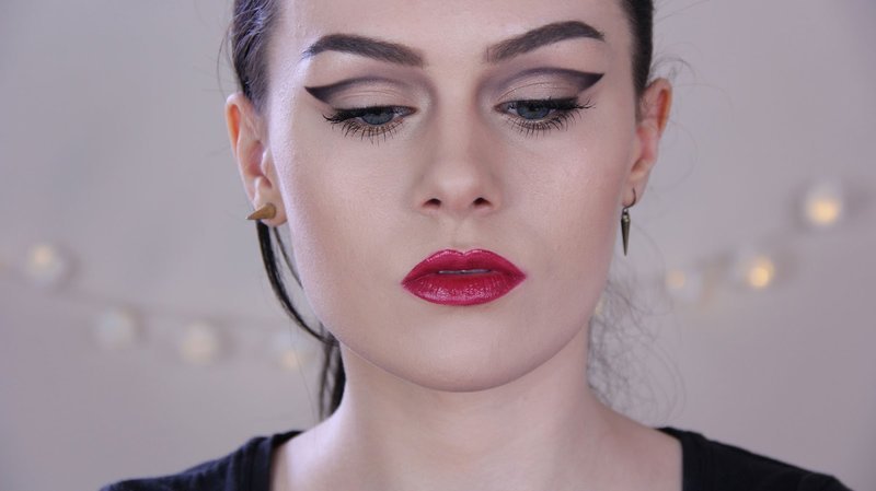 Technique de plis de coupe minimaliste avec un riche rouge à lèvres
