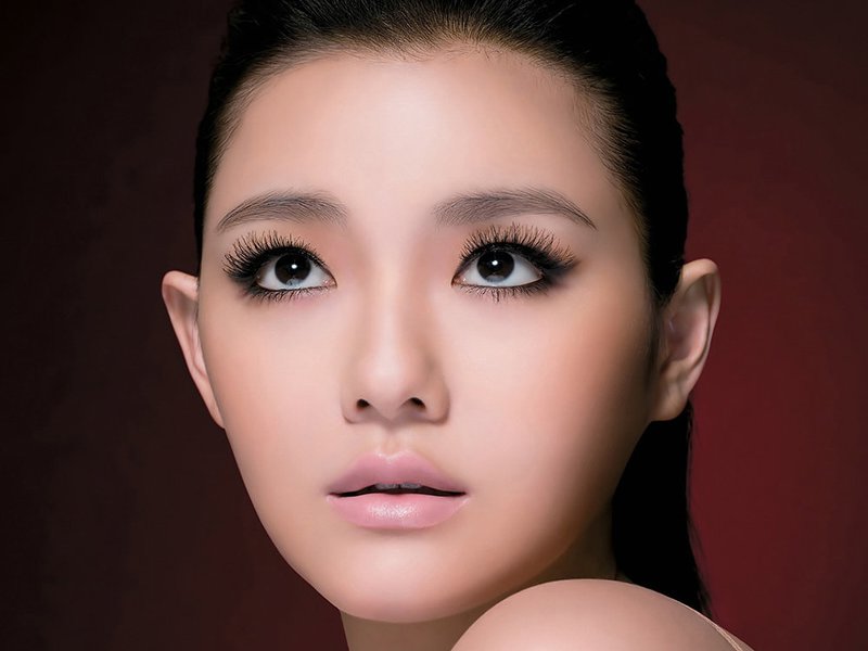 En imponerende øyelokksmakeup for et asiatisk ansikt