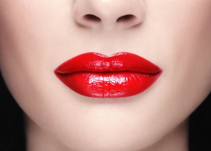 Atunci când aplicați machiaj strălucitor, buzele sunt vopsite în nuanțe saturate