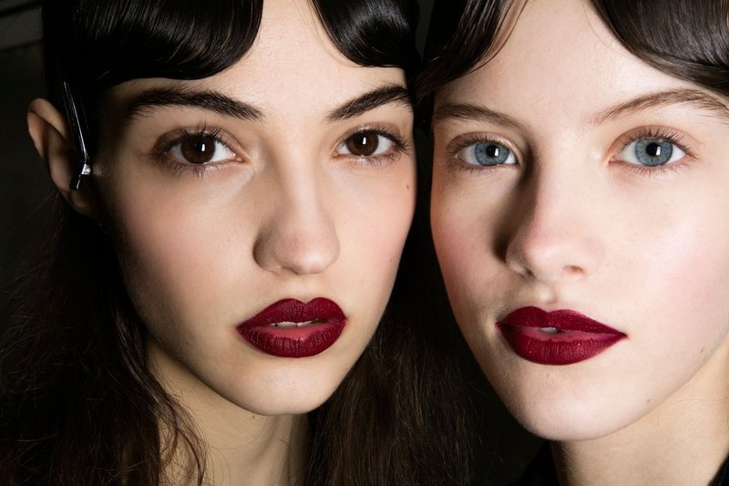 Maquillage minimaliste avec rouge à lèvres mat d'un défilé de mode.