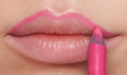 Tracer les contours de la lèvre supérieure avec un crayon