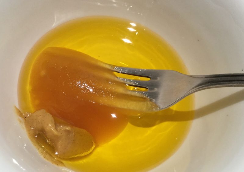 Masque au miel, à la moutarde et à l'huile de bardane