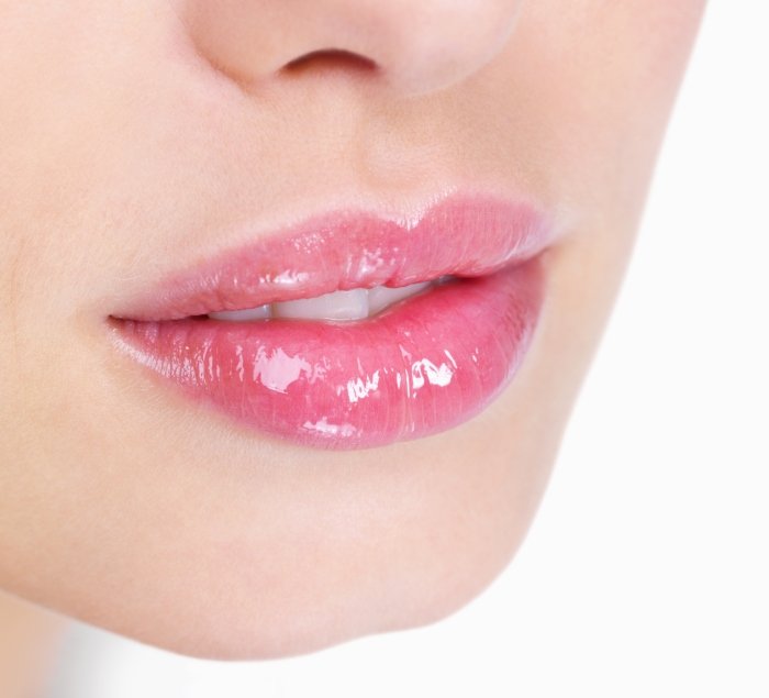 Lèvres après traitement à l'acide hyaluronique
