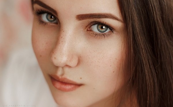 Makeup for jenter 14-16 år gamle med vekt på øyenbryn