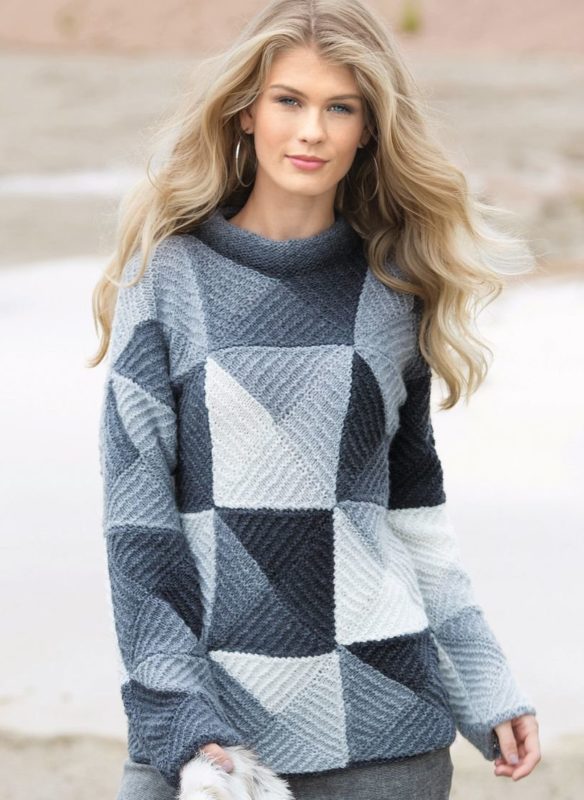 Fată într-un pulover în stil patchwork
