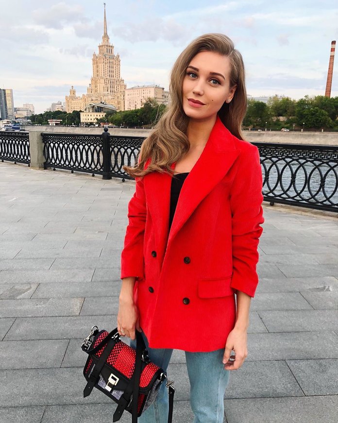 Christina Asmus dans une veste rouge