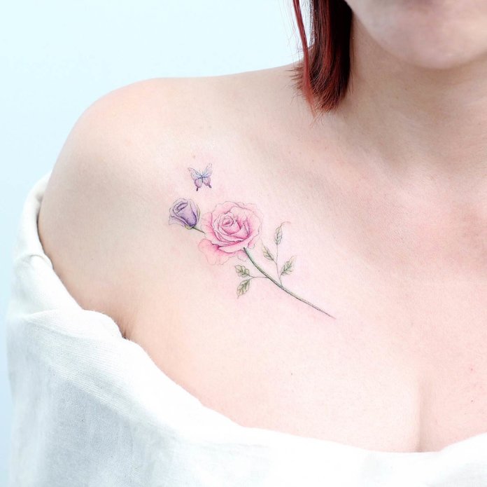 Nydelig tatovering på kragebeinet til en jente