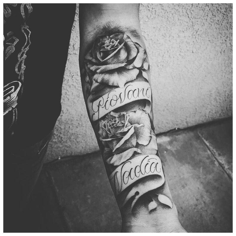 Original tatoveringsinnskrift på underarmen