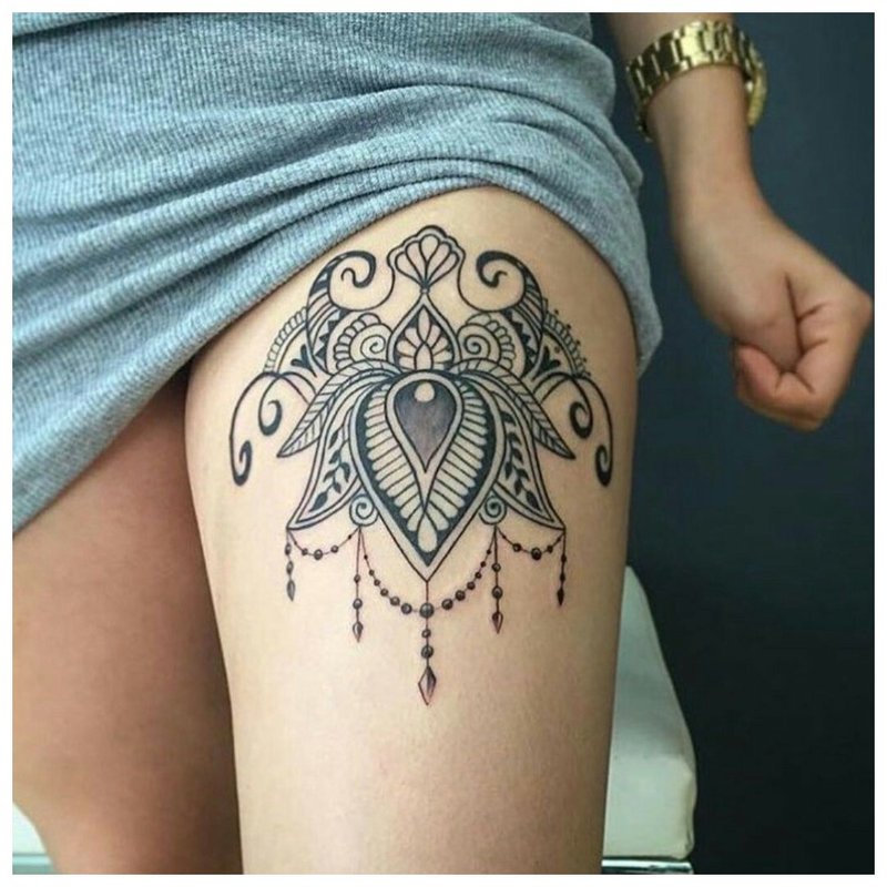 Un tatouage symbolique sur la jambe de la fille