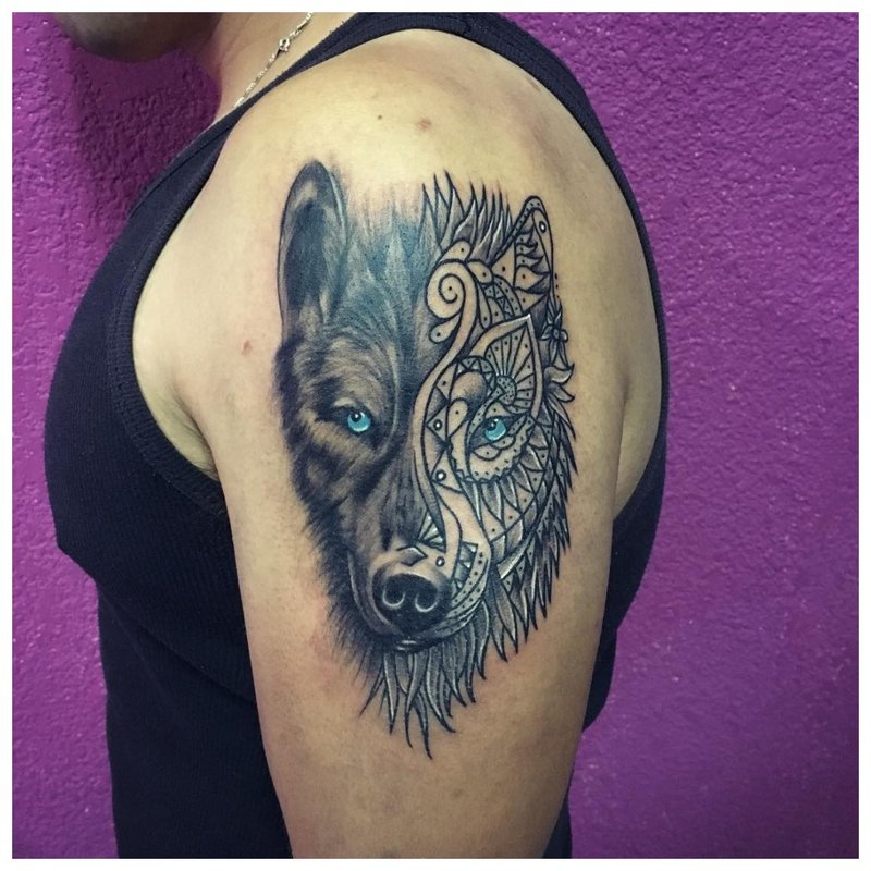Mélange de styles - un tatouage de loup sur le bras d’un homme