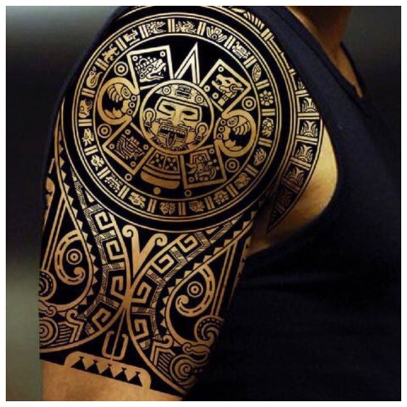 Mayan Tattoo på skulderen