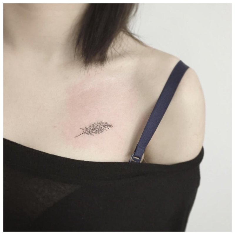 Skånsom tatoveringspenn under kragebeinet