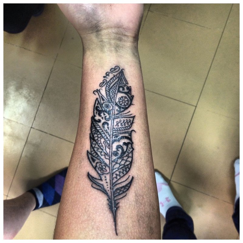 Feuille originale - tatouage sur l'avant-bras d'un homme