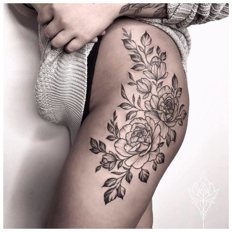 Thème floral pour tatouage de la hanche
