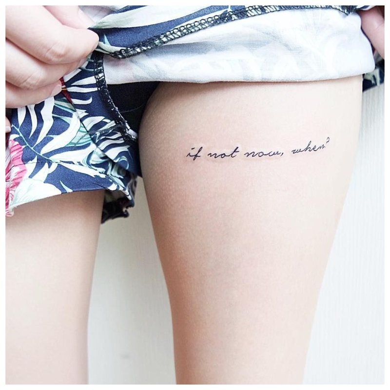 Belle inscription de tatouage sur la jambe