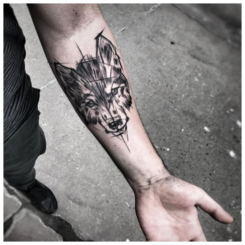 Tatouage de loup sur la main d’un homme
