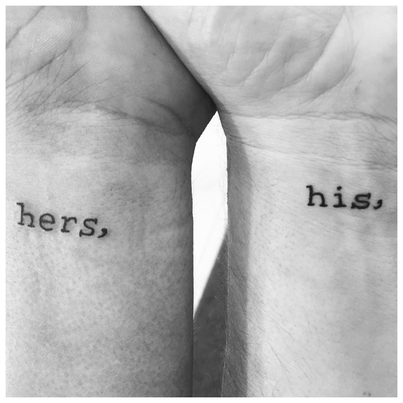 L'inscription sous la forme d'un tatouage sur les mains des amoureux