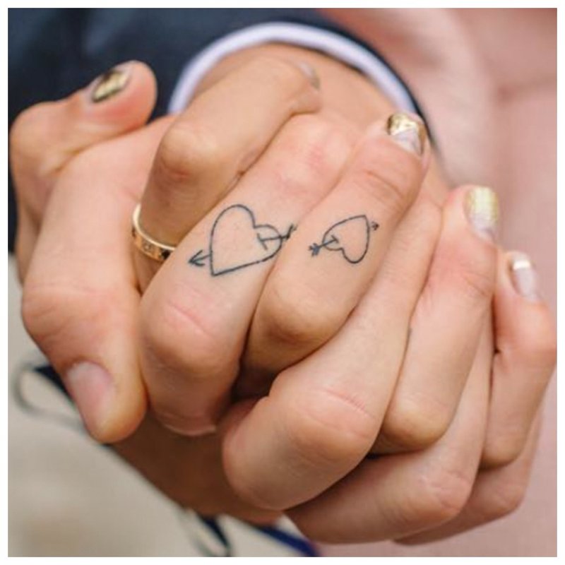 Symboles d'amour pour une paire de tatouages