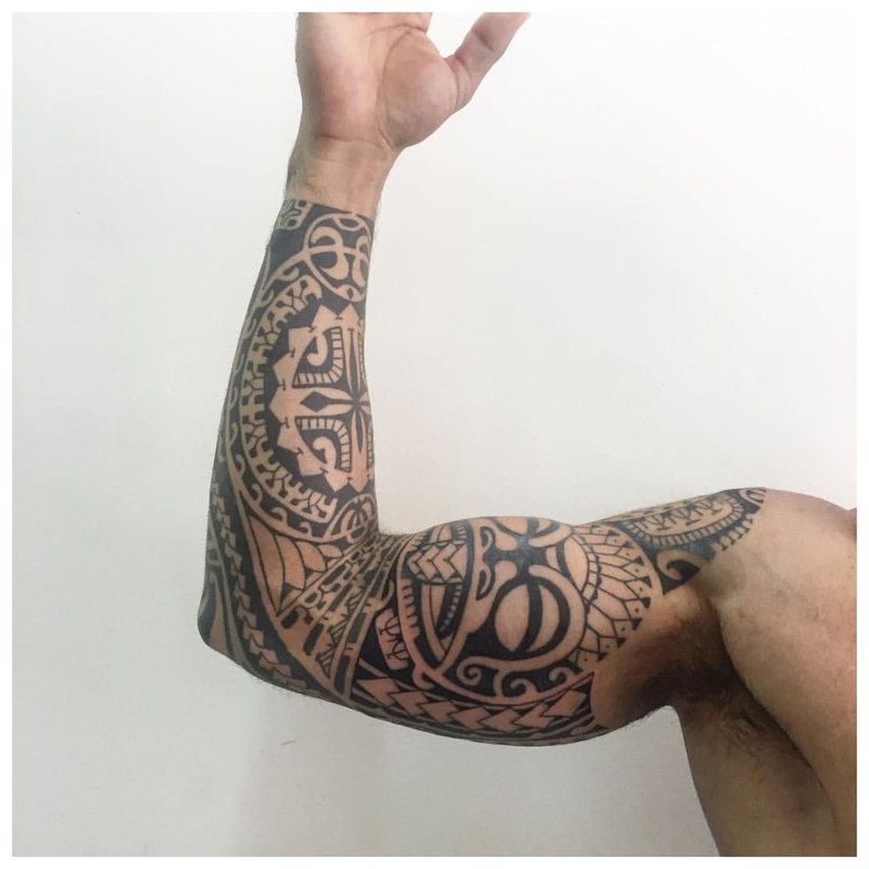 Etnisk tatovering på underarmen