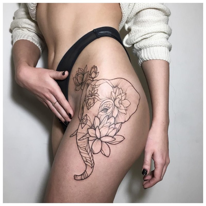 Le tatouage original sur la hanche de la fille