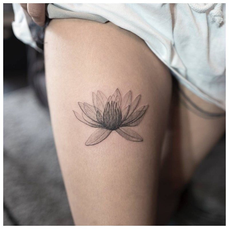 Fleur délicate - tatouage sur la jambe de la fille