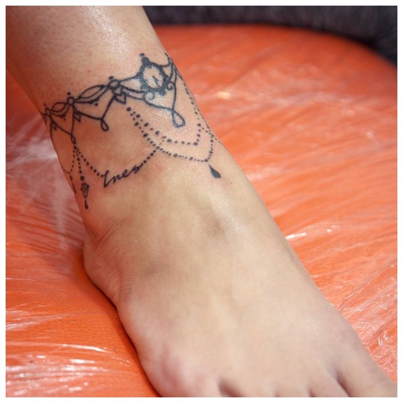 Chaîne de tatouage sur la jambe