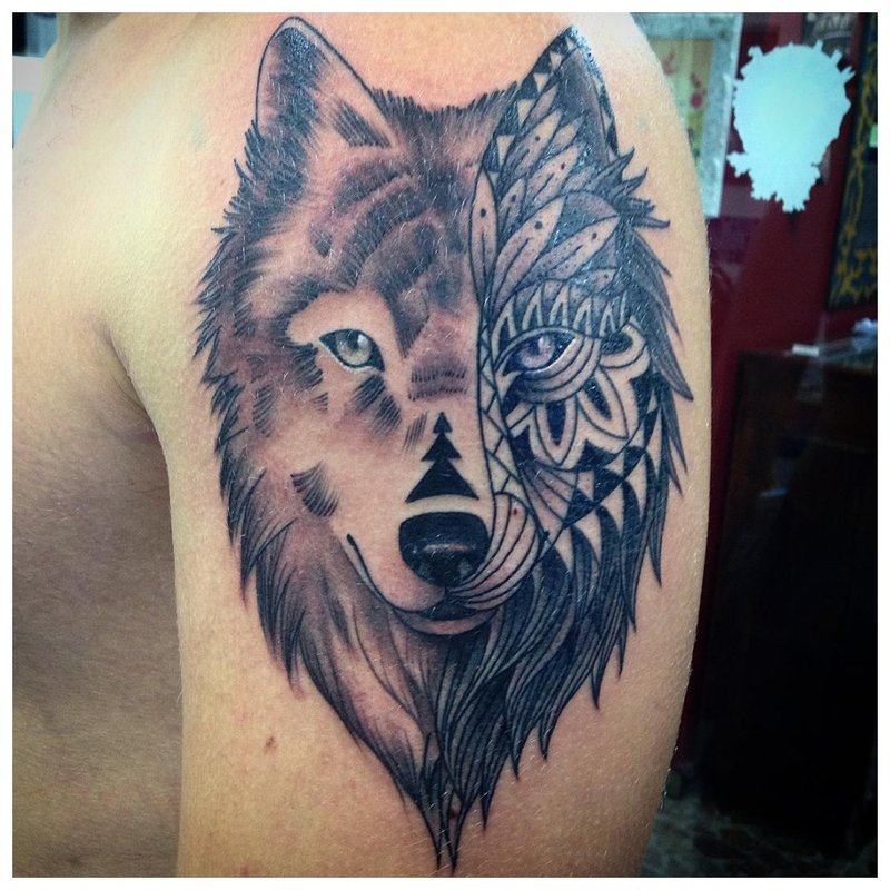 Différents styles de tatouage de loup sur l'épaule